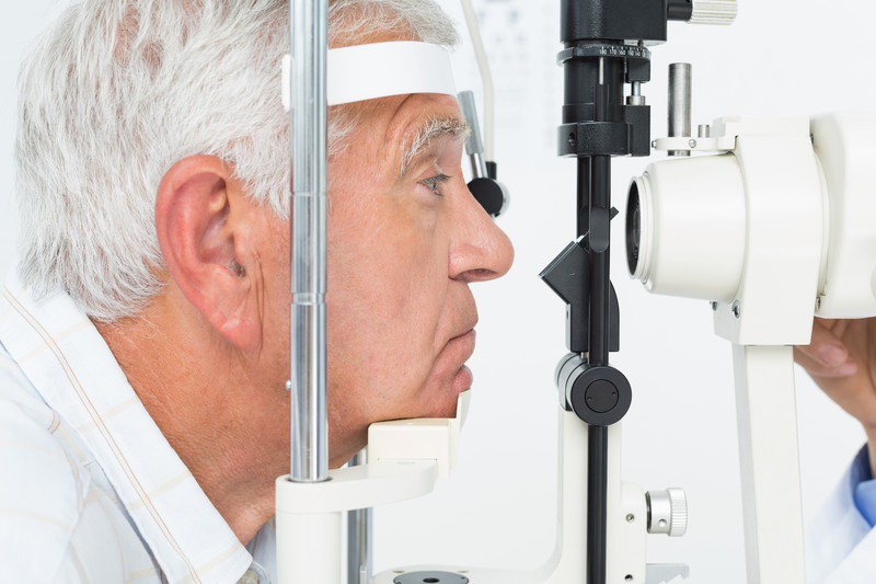 Male senior experiencing an eye exam | Comfort Keepers Calgary | BLOG POST | Vision Loss and Home Care