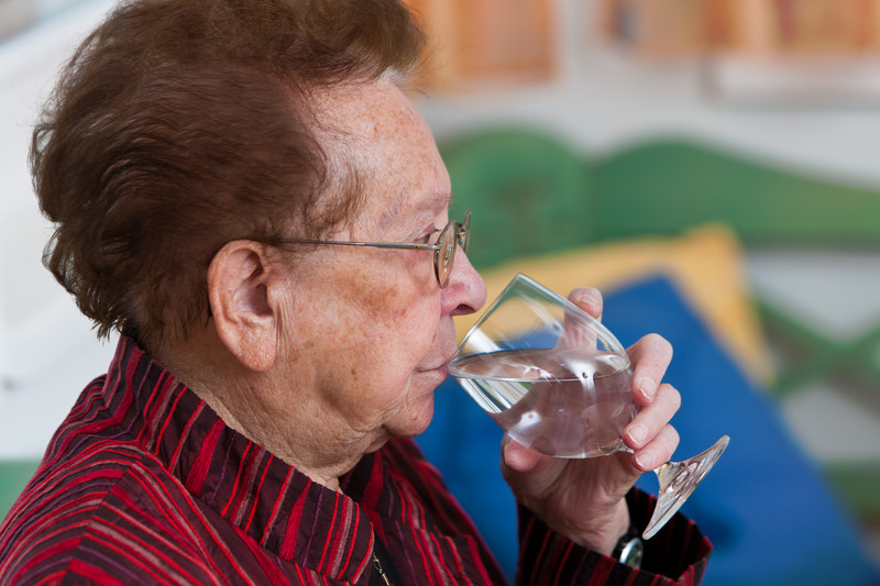 Senior woman drinking water | Comfort Keepers Calgary | BLOG POST | Seniors and Gallstones