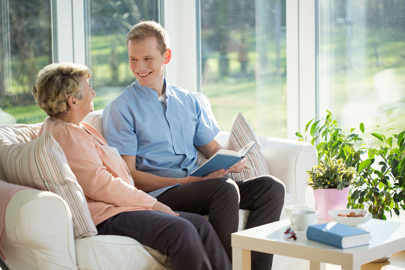 Young person interacting with Senior woman seated on couch | Comfort Keepers Calgary | BLOG POST | Maintain Senior Mental Health