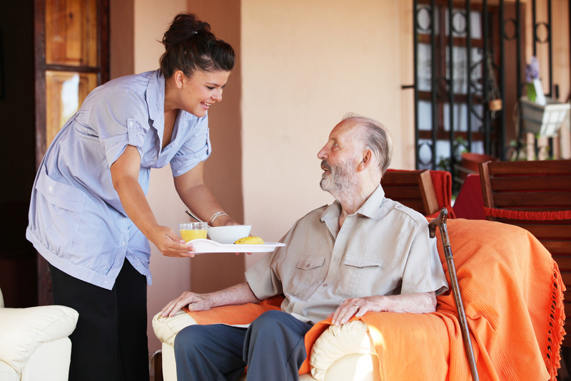 Eating with a Companion | Comfort Keepers Edmonton | BLOG POST | Image of senior and caregiver getting ready to eat