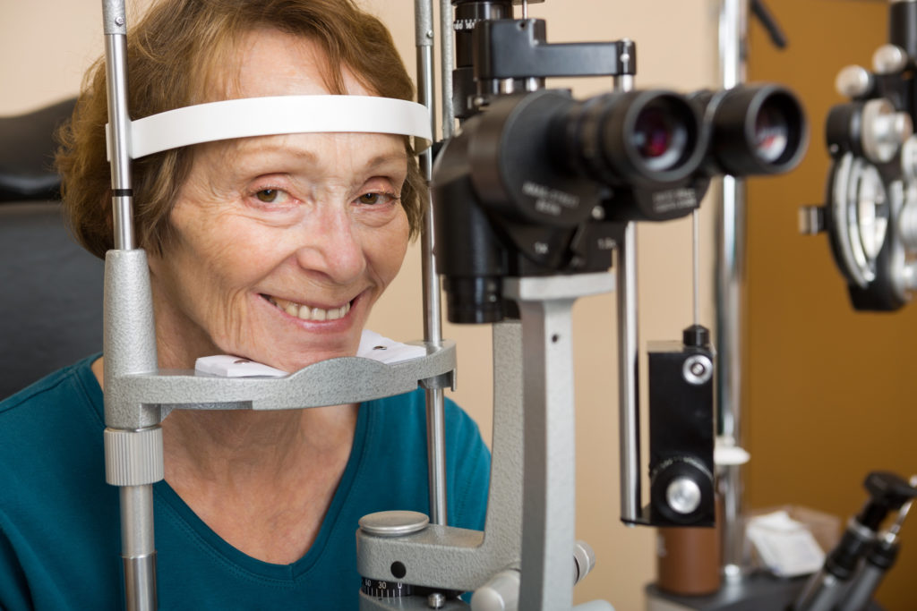 Senior woman experiencing an eye exam | Keep Aging Eyes Healthy | Comfort Keepers Edmonton | BLOG POST
