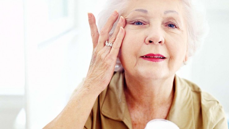 Female Senior applying skincare | Care for Senior Skin | Comfort Keepers Georgian Triangle | BLOG POST