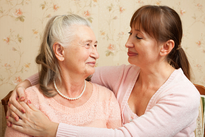 Caregiver Reassures Senior | Care for Elderly that Live Alone | Comfort Keepers North and West Vancouver | BLOG POST