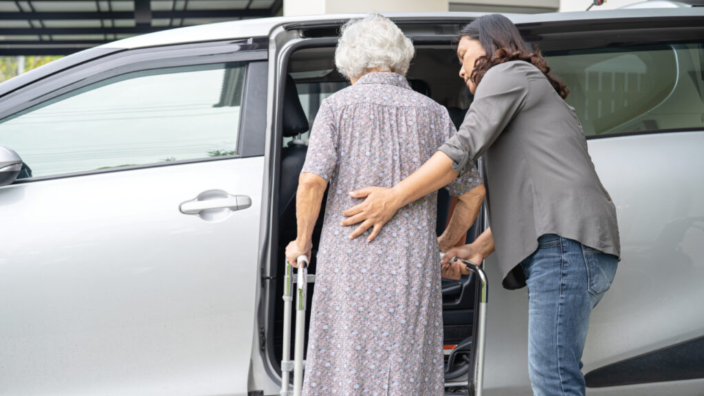 7 Warning Signs Your Parent Should Stop Driving and Use Transportation Services for Seniors