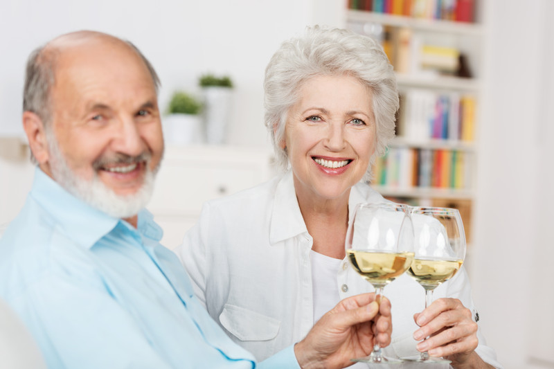 Two seniors drinking wine | Alcohol Use and Seniors | Comfort Keepers Vancouver | BLOG POST
