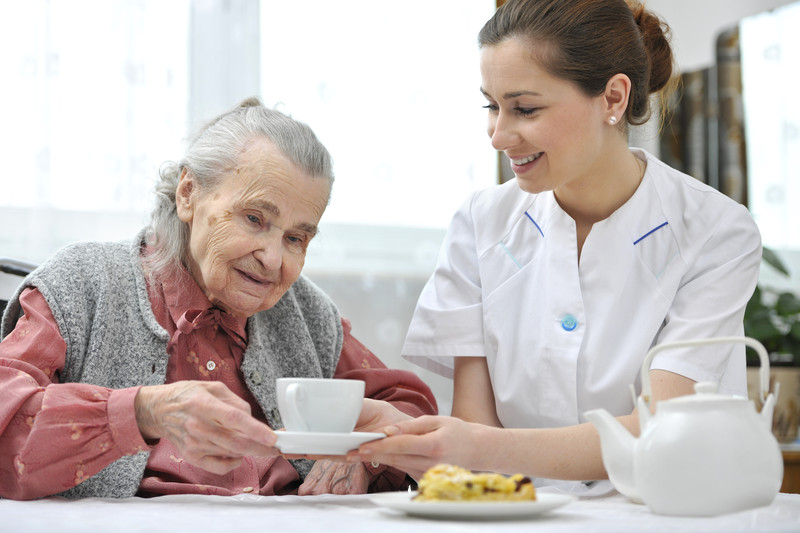 Senior women handed a cup of tea f rom caregiver | Alzheimer's Disease and Dementia | BLOG POST | Comfort Keepers Vancouver