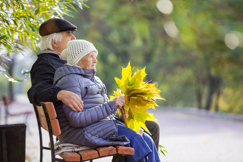Seniors sitting on bench in park during the fall | Autumn Safety Tips for Seniors | BLOG POST | Comfort Keepers Vancouver
