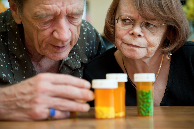 Tow seniors looking at their medication | Medication Safety | BLOG POST | Comfort Keepers Victoria