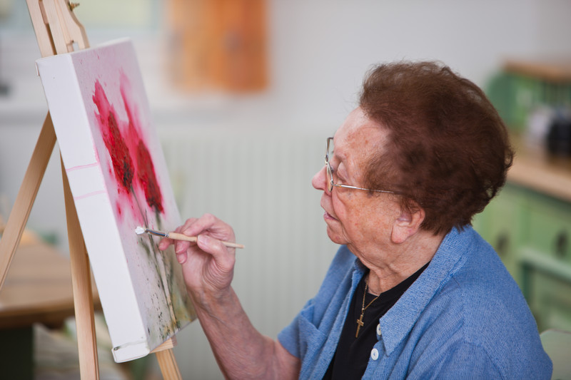 Senior painting a piece of art | Senior-Friendly Activities | BLOG POST | Comfort Keepers Victoria