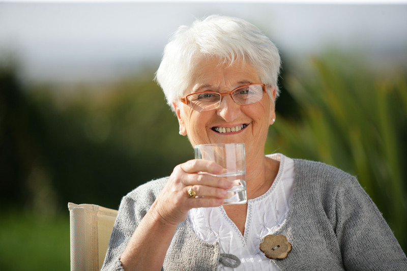 Senior drinking a cup of water | Reduce the Risk of Dehydration | BLOG POST | Comfort Keepers Victoria