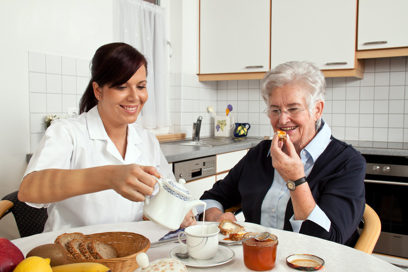 Senior with Caregiver enjoying a meal | Stay Safe in the Kitchen | BLOG POST | Comfort Keepers Victoria